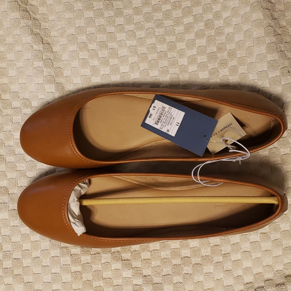 Universal Threads size 11 tan flats